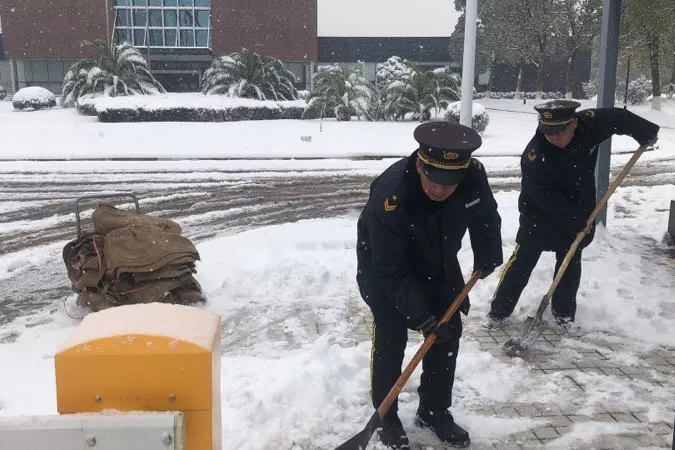 風雪(xuě)無情人有(yǒu)情，最美物(wù)業人