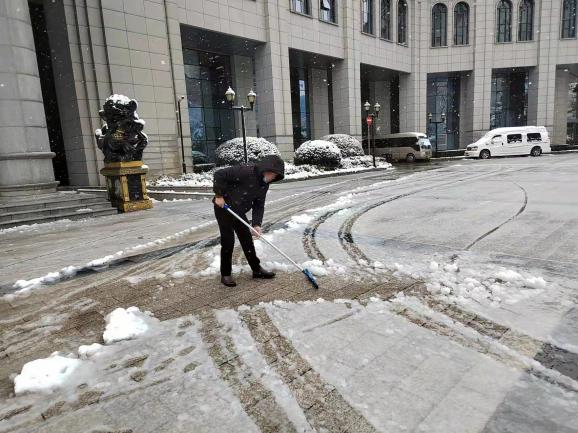 迎風戰雪(xuě)保暢通，齊心協力守平安(ān)